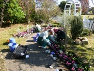 写真：ボランティアによる園内作業の様子