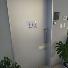 鞍ケ池公園サービスセンタートイレ入口