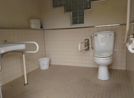 小原福祉センターふくしの里 多目的トイレ 屋外02