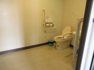 衛生試験所　多目的トイレ02