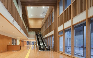豊田中央保健センター　1階吹き抜けエスカレーター