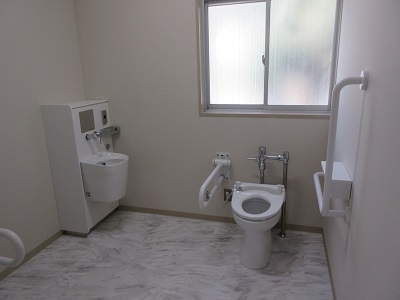保見中学校　多目的トイレ　オストメイト用設備