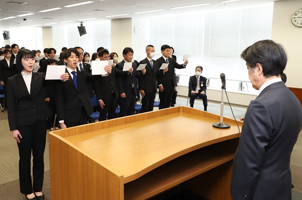 写真：新規採用職員を代表して宣誓する新規採用職員