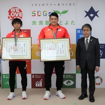 写真:記念撮影を行う湯上選手、杉本選手と市長