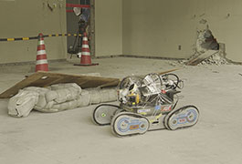 写真：愛知工業大学の災害対応ロボットと連携した訓練