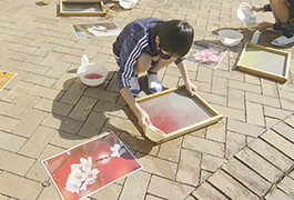 写真：小原中部小の児童が豊田小原和紙の作品制作