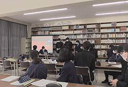 写真：豊田高校の生徒が市職員に市の課題解決提案