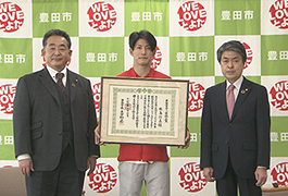 写真：銅メダルを獲得した堀島選手に豊田市スポーツ栄誉賞を贈呈