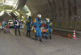 写真：トンネル崩落事故を想定した消防･警察連携訓練