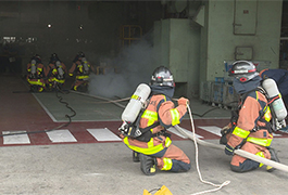 写真：消防隊と事業所で工場火災を想定した合同訓練