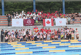 写真：世界水泳選手権カナダ代表選手が伊保小児童と交流