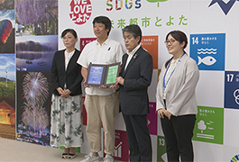 写真：こども環境活動賞を受賞したメンバーが市長訪問