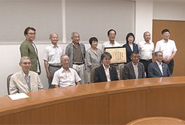 写真：地域環境美化功績者表彰の受賞者が市長を表敬訪問