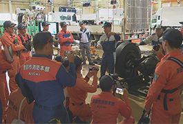 写真：救助隊員がトラックの構造を学ぶ救助講習会