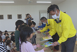 写真：豊田中ロータリークラブ及びとよた学生プロジェクト 絵本寄贈