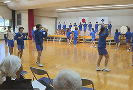 写真：稲武中学校の生徒が保存会会員から「稲武廻り太鼓」を学ぶ
