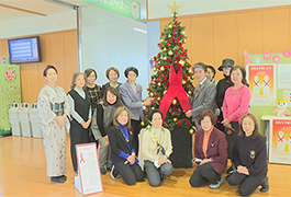 写真：豊田市役所にレッドリボンツリーを展示