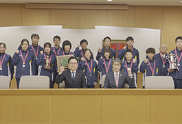 写真：愛知駅伝2位入賞の豊田市代表メンバーが市長･議長を訪問