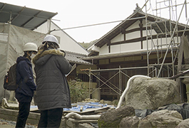 写真：「旧鈴木家住宅」保存修理工事エリアの見学ツアー