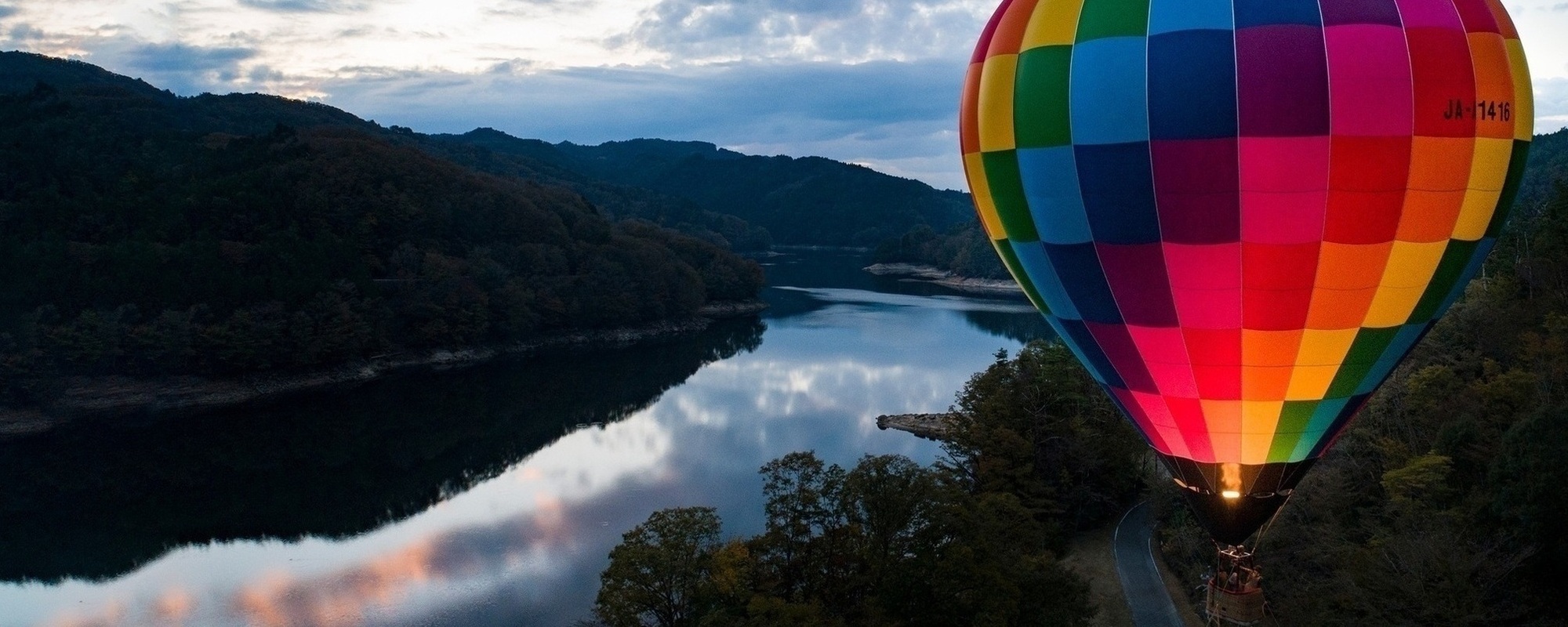 写真：三河湖の上空を飛ぶカラフルな熱気球