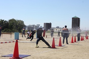 写真　消火競技会　消火活動の様子