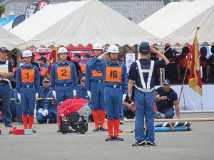 愛知県消防操法大会　敬礼する参加者