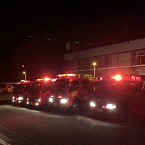 写真：夜警の様子　ライトをつけた車の隊列