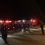 写真：夜警の様子　挨拶する消防団員