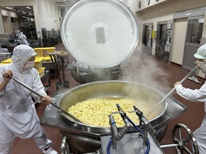 向かい合って調理