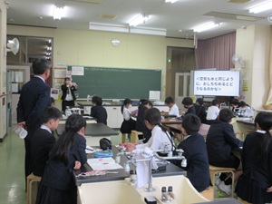 視察　明成小学校