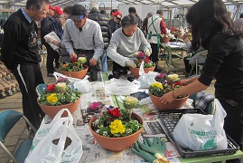 写真　環境農学科（2）寄せ植え