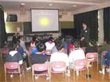 写真：小学校における講習会風景