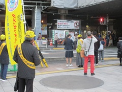 写真：街頭啓発活動　配布の様子