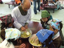 写真：子どもたちと食育活動している様子