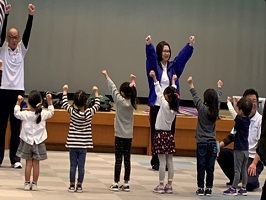 子どもに指導する様子