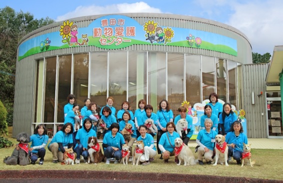 犬とボランティアスタッフ