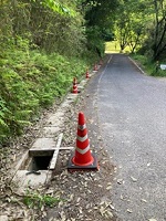 画像：側溝にふたがない道路