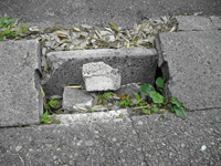 写真：道路側溝蓋（コンクリート蓋、グレーチング蓋）の損傷（交換、隙間など）1