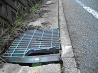 写真：道路側溝蓋（コンクリート蓋、グレーチング蓋）の損傷（交換、隙間など）2