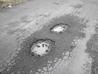 写真:道路の陥没(穴ぼこ)例02