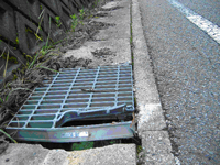 写真:道路側溝蓋(コンクリート蓋、グレーチング蓋)の損傷(交換、隙間など) 例02
