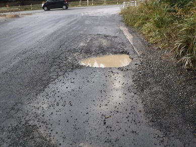 写真：道路の陥没（穴ぼこ）　例