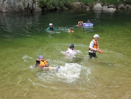 写真:山村でのセカンドスクール活動の様子 川遊び