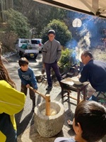写真:山村でのセカンドスクール活動の様子 餅つき