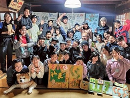 写真:山村でのセカンドスクール活動の様子 参加者の記念撮影