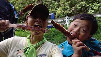 写真:山村でのセカンドスクール活動の様子 五平餅
