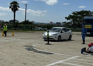 乗用車と児童生徒