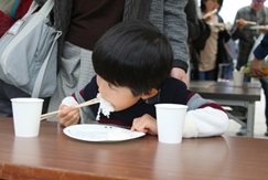 ご飯を食べる子ども