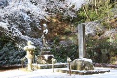 雪の中の杉田久女句碑