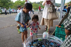 夜市で遊ぶ子どもたち